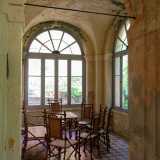 Una parte � chiusa da ampie vetrate e da una porta con vetri colorati che custodisce un grazioso e appartato salottino �esotico�